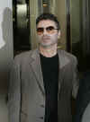 230408_01 George Michael arrives to a private view of Linda McCartney photographs at the James Hymen Gallery.jpg (30417 Byte)