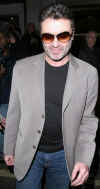 230408_03 George Michael arrives to a private view of Linda McCartney photographs at the James Hymen Gallery.jpg (104529 Byte)